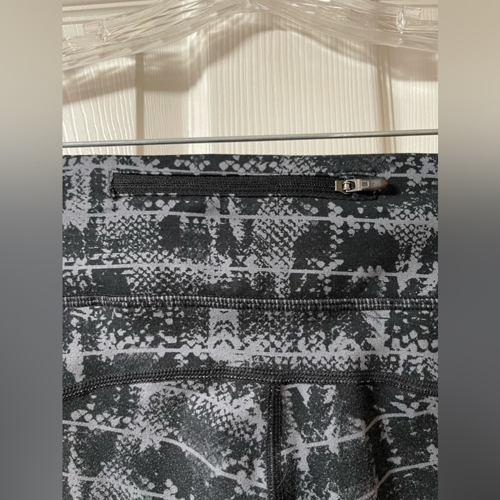 NIKE Cropped Epic Viper Print Black Gray Running Tights Size Medium - Picture 9 of 13